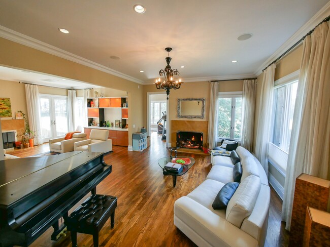Building Photo - 10 High Meadow Ct