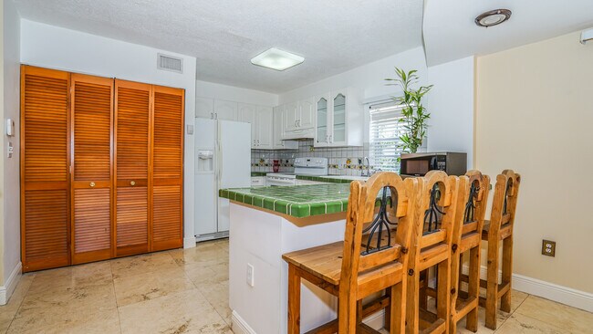 Foto del edificio - 3356 Bird Ave