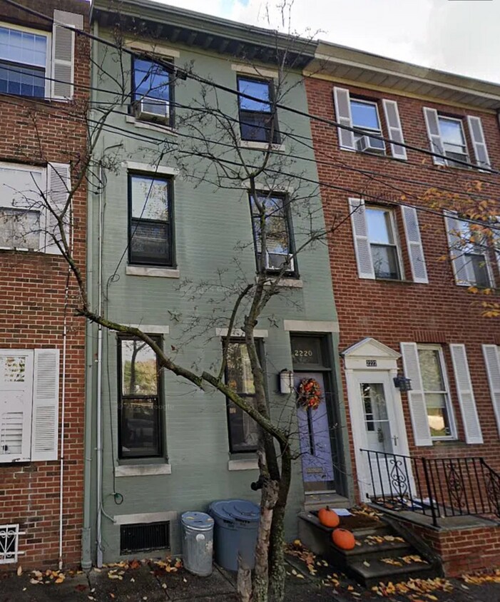 Foto principal - 4 bed 2 bath home with yard