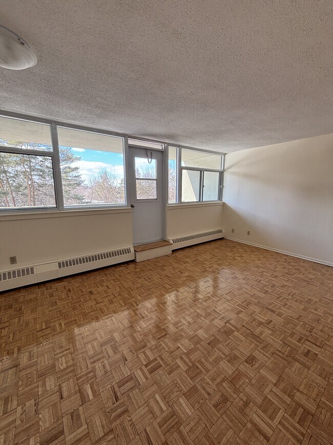Photo du bâtiment - 70 McEwen Ave