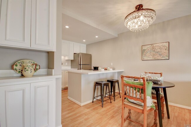 Building Photo - 572 Seaver Dr