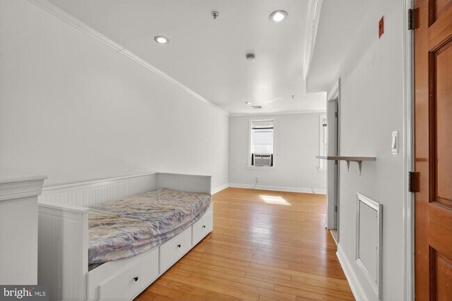 Building Photo - 2026 Ridge Ave