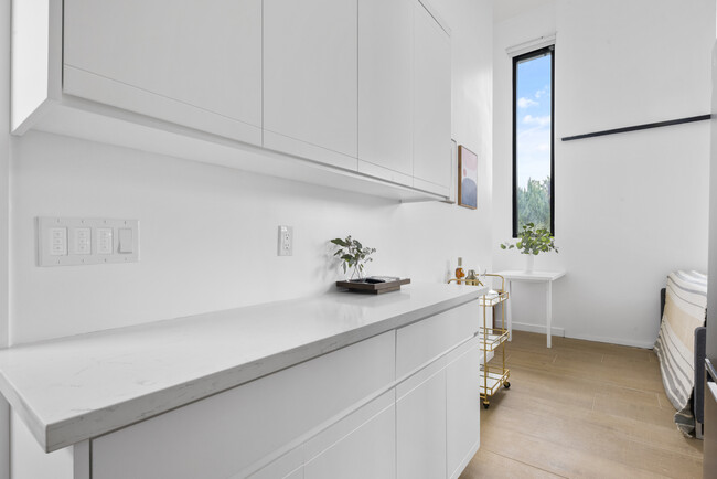 Prep Counter - 144 S Wilton Pl