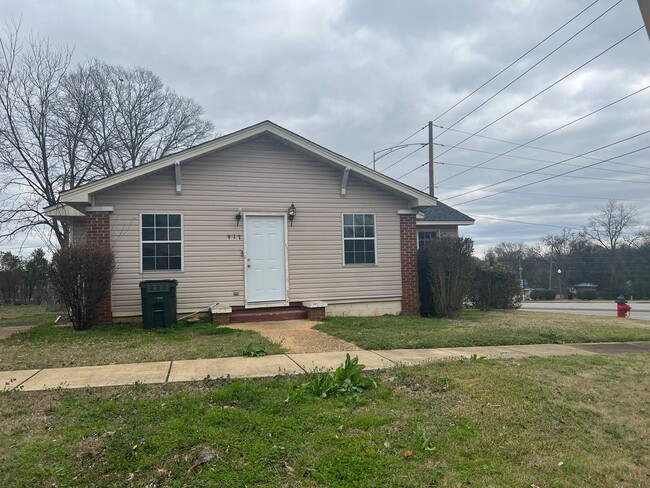 Building Photo - 3 bedroom 2 bathroom home across from Stil...