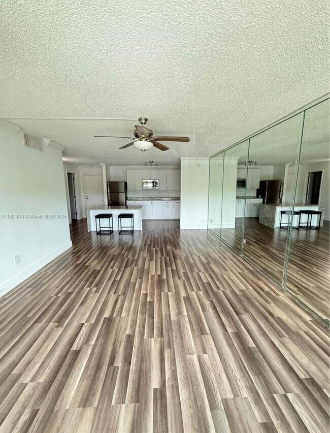 Foto del edificio - 14840 Naranja Lakes Blvd