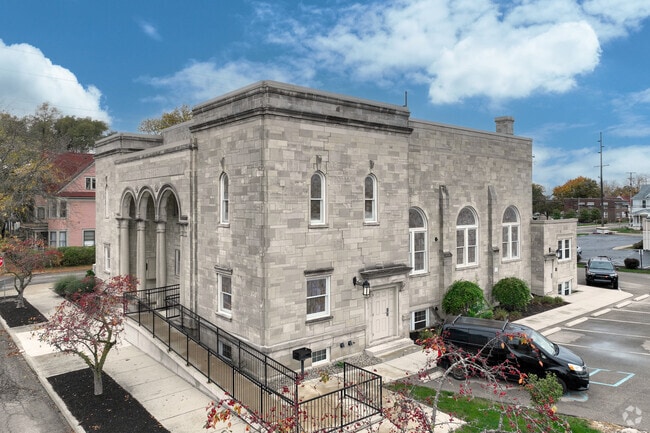 Building Photo - 326 W Charles St