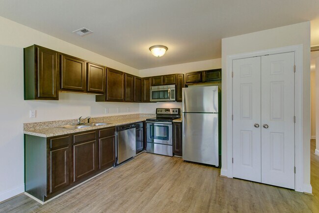 Foto del edificio - Two Story Townhome!