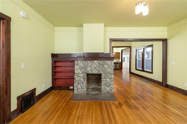 Building Photo - 312 S Willow Ave