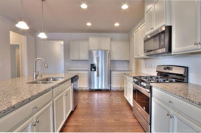 Building Photo - 7814 Meridale Forest Dr