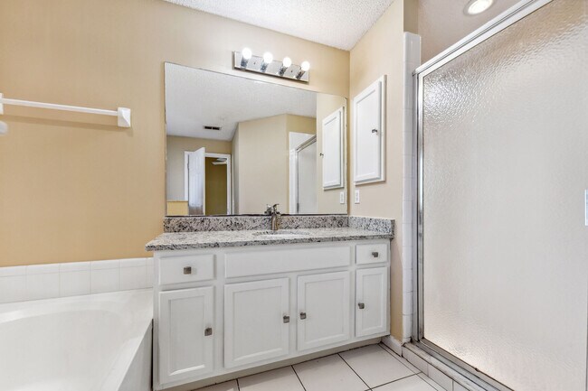 Foto del edificio - 3222 Lake Effie Ct S