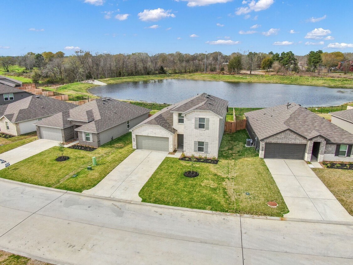 Foto principal - Never lived in 4 bed 3 bath with water views