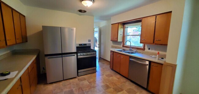 Building Photo - Charming 2-Bedroom Ranch-Style House for R...