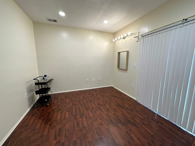 Foto del edificio - 127 Cottonwood St