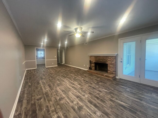 Building Photo - Beautifully renovated 2/2 in Bellevue! **M...