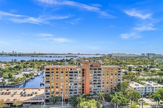 Foto del edificio - 2450 NE 135th St