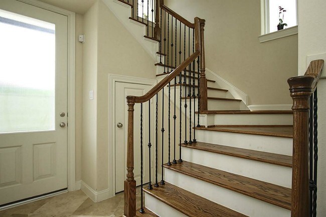 Building Photo - 2210 Lakeshore Edge Dr