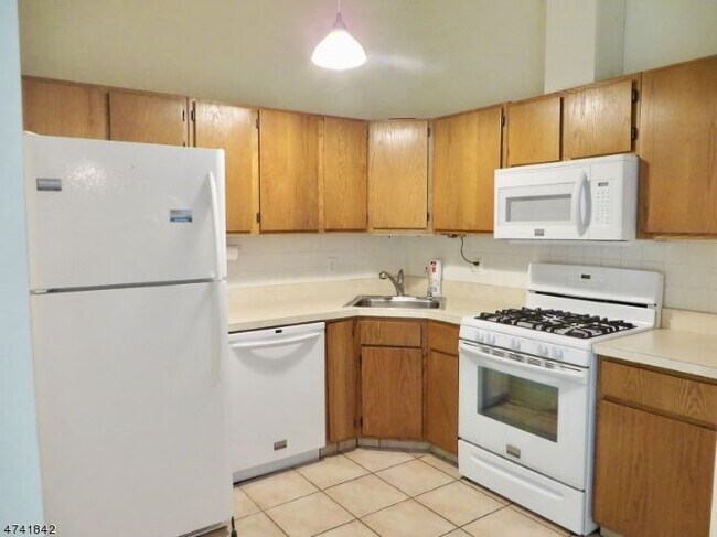 Building Photo - 204 Spruce Hills Dr