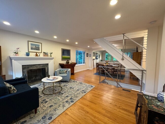 Building Photo - Fantastic 5 Bed 3 Bath Single Family Home ...