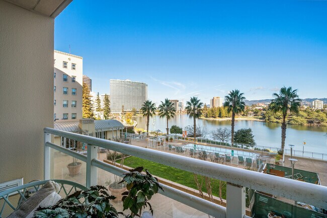 Foto del edificio - 1 Lakeside Dr