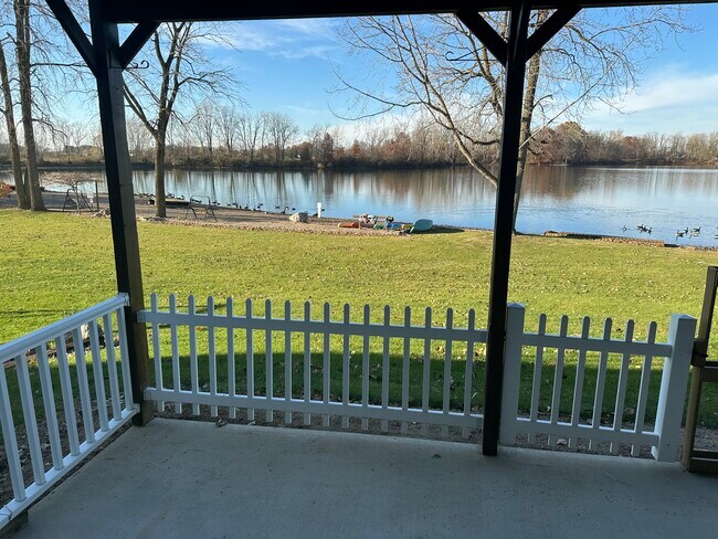 Covered patio - 1010 Lakeshore Dr