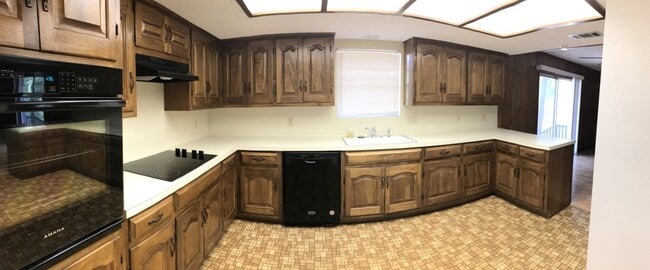 Kitchen - 146 Applewood Dr