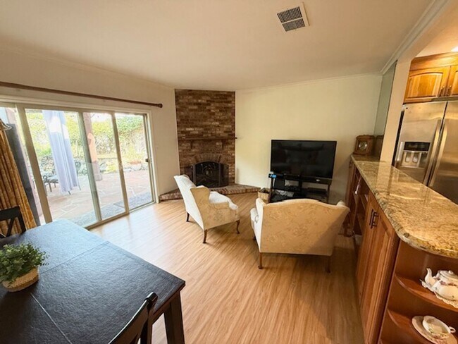 Foto del edificio - Pleasanton Valley 4 bed, 2 bath with a Unique Touch: Koi Pond