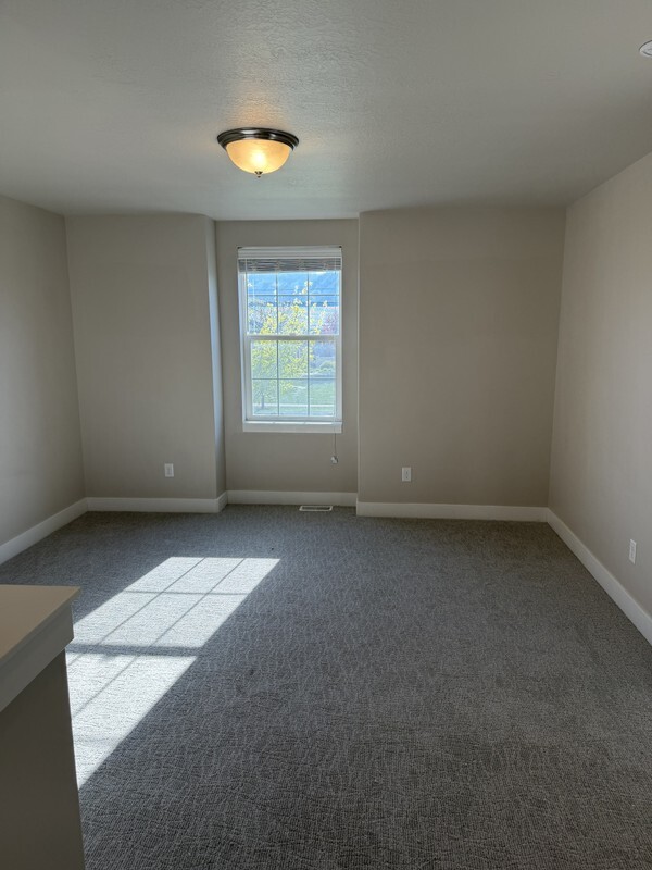 Building Photo - 1567 N 400 W