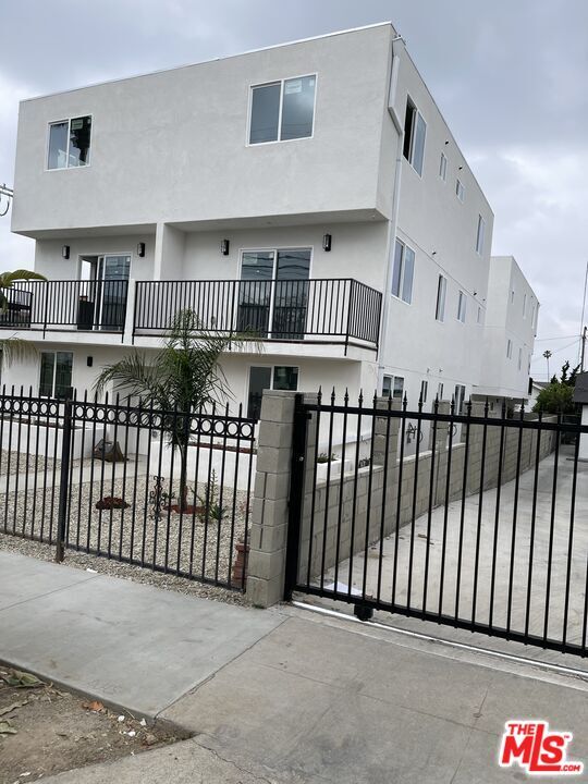 Primary Photo - 1237 N Kenmore Ave