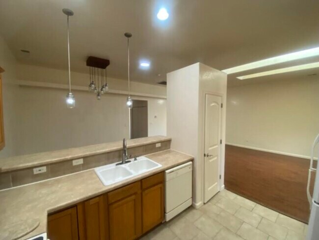 Building Photo - Beautiful Townhome!