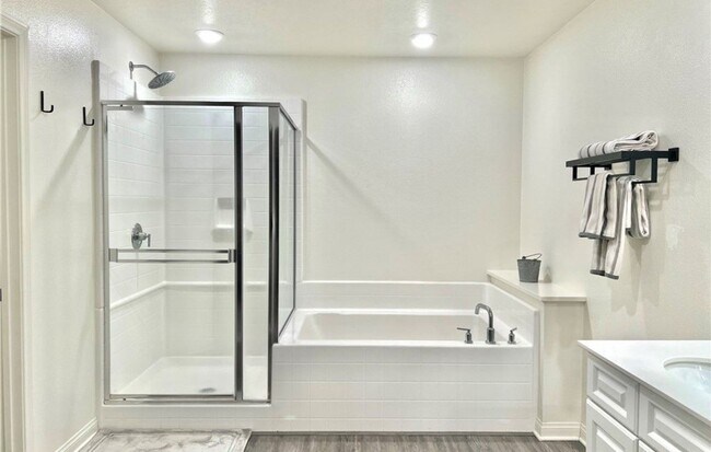 Foto del edificio - 3 Bdrm, 2.5 Ba Townhouse w/2 Car Attached Garage Available For Rent