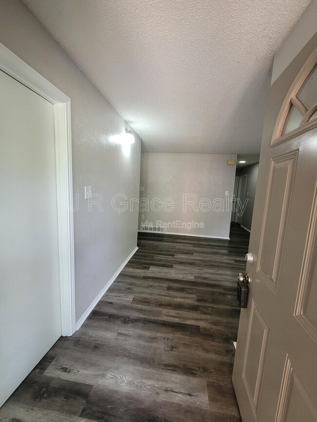 Foto del edificio - 2225 Charboneau Dr