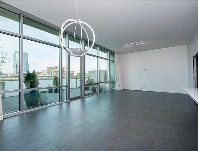 Foto del edificio - 300 E 3rd St