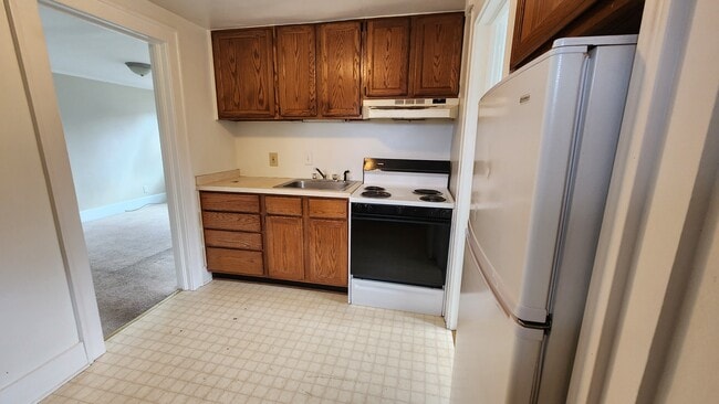 Kitchen - 1143 Beaconsfield Ave