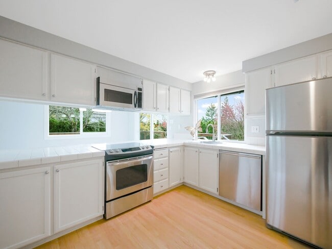 Building Photo - 3 Bed and 2 Bath Stunning Family Home is A...