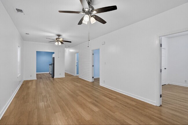 Building Photo - Cozy bungalow close to everything