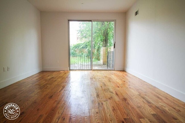 Building Photo - 480 Kosciuszko St