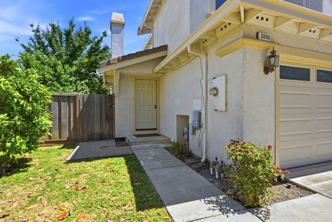 Building Photo - 4 Bedrooms / 3 Bathrooms Duet Home for Rent in Desirable Fremont Brookvale Neighborhood!