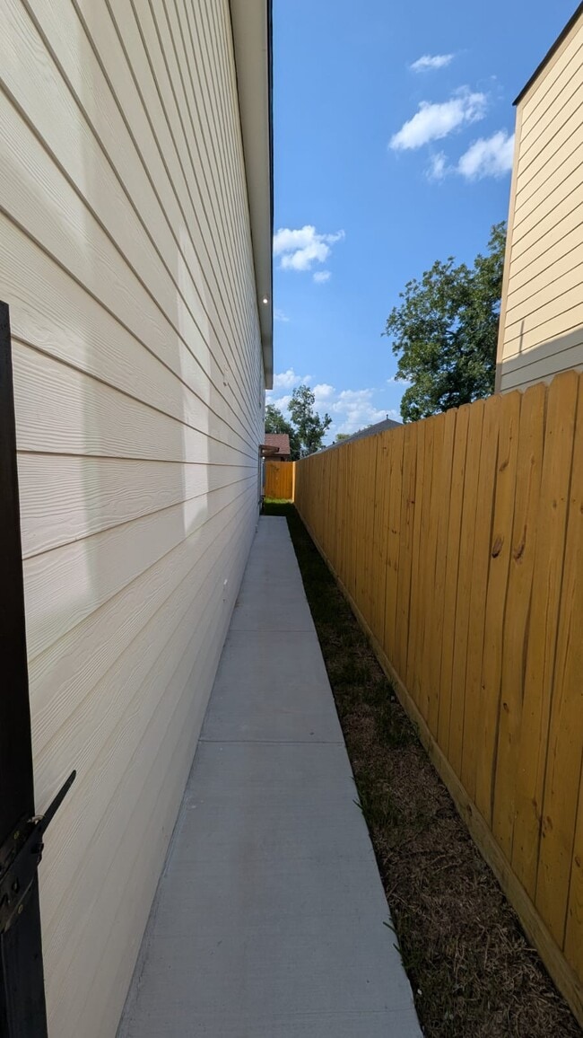 Building Photo - 2310 Wavell St