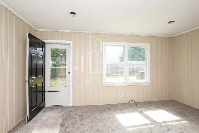 Building Photo - "Charming 2-Bedroom 1 bath home at 4222 Gl...