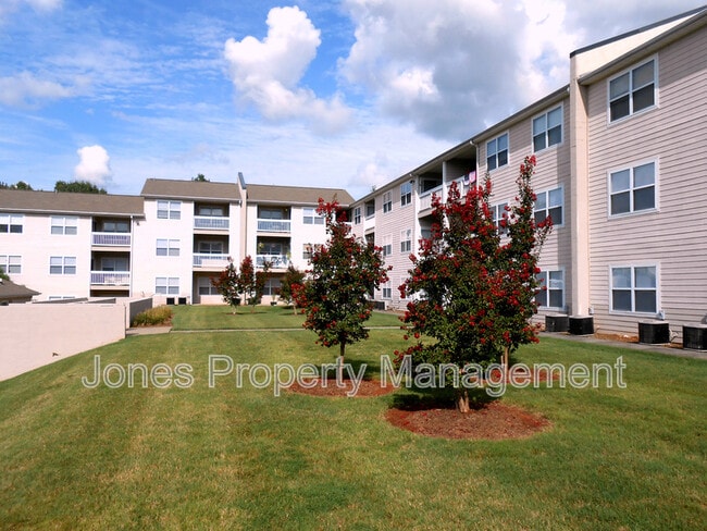 Building Photo - 301 Country Club Dr NE