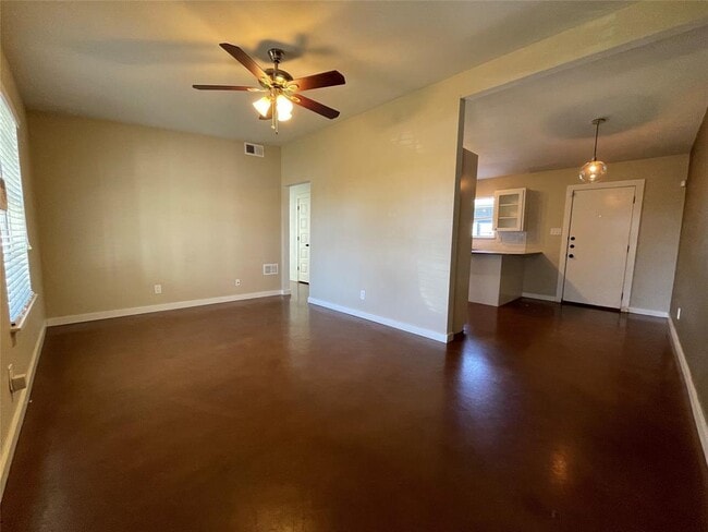 Building Photo - 1806 Blue Crest Dr
