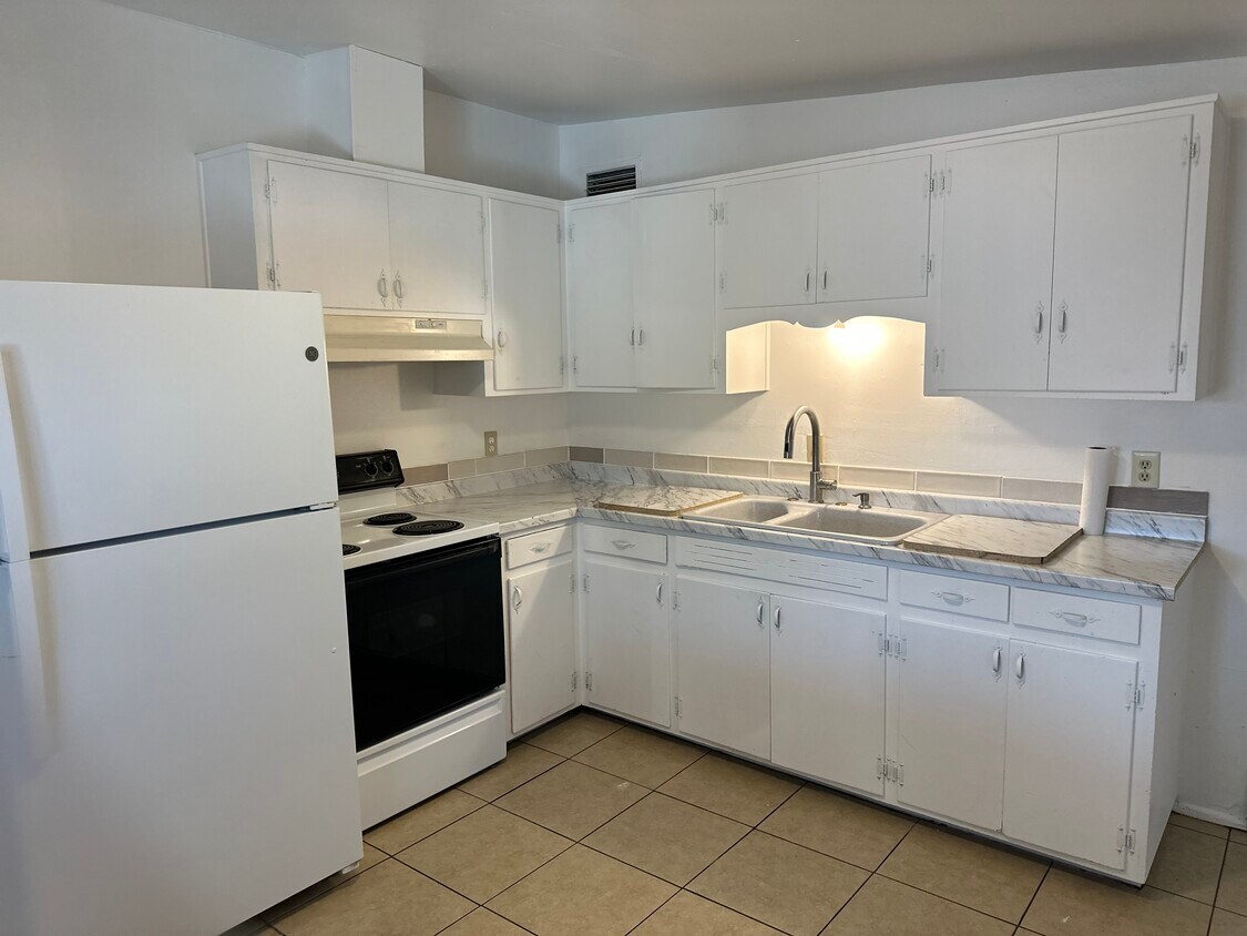 Foto principal - 1053 E Prince Rd