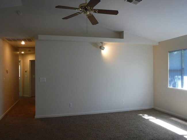 Building Photo - Great Neighborhood Close to Schools and Sh...