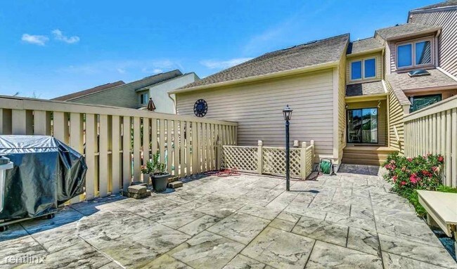 Building Photo - 3 br, 3 bath Townhome - 4032 Fairway Lakes Dr