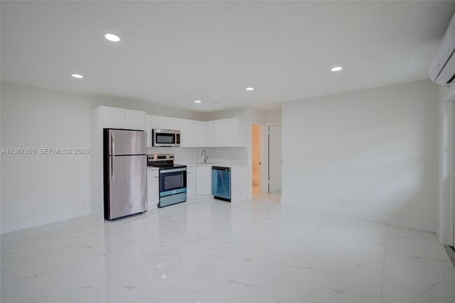 Foto del edificio - 1750 NE 56th Ct