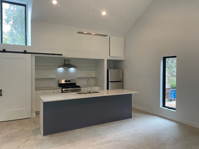 Building Photo - 208 Watts St
