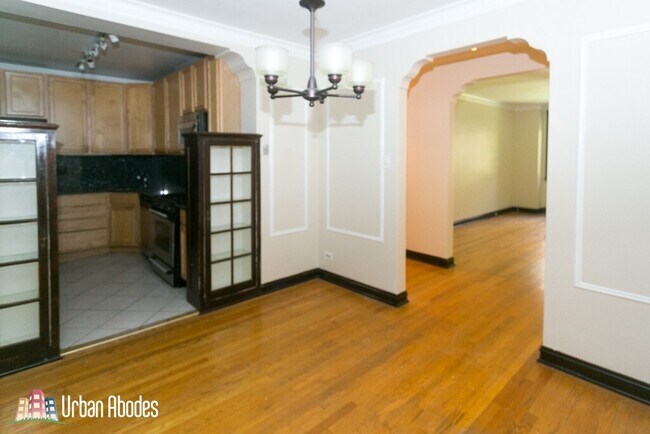 Building Photo - 4515 N Wolcott Ave