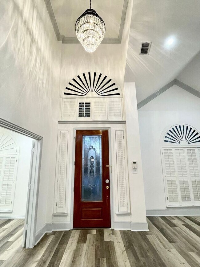 Building Photo - Renovations Complete! Must see Available i...