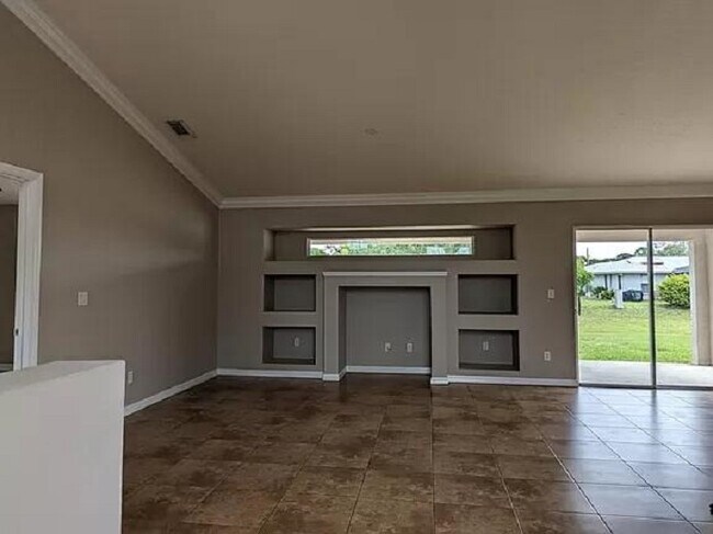 Building Photo - 173 SW Sea Lion Rd