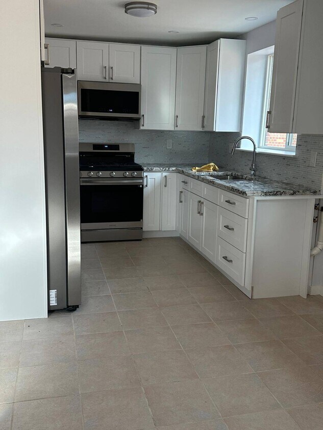 Primary Photo - 1235 E 69th St